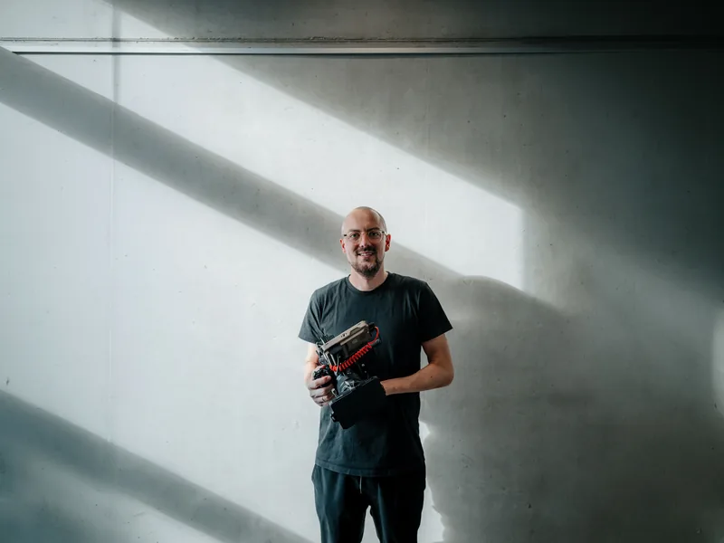 Felix Klein, Gründer von dela-media, im Studio